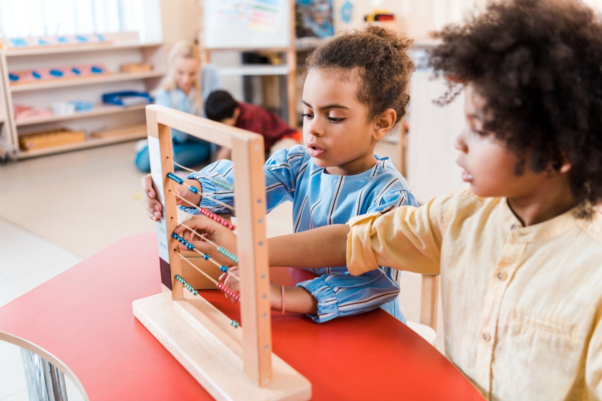 Montessori children working together