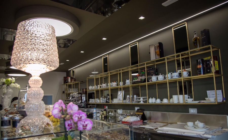 Bancone con prodotti di pasticceria