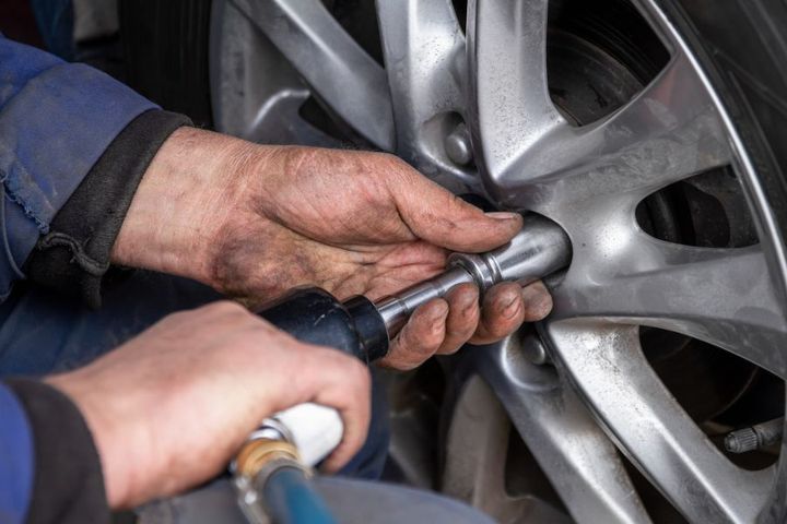 montaggio di una gomma su un'automobile