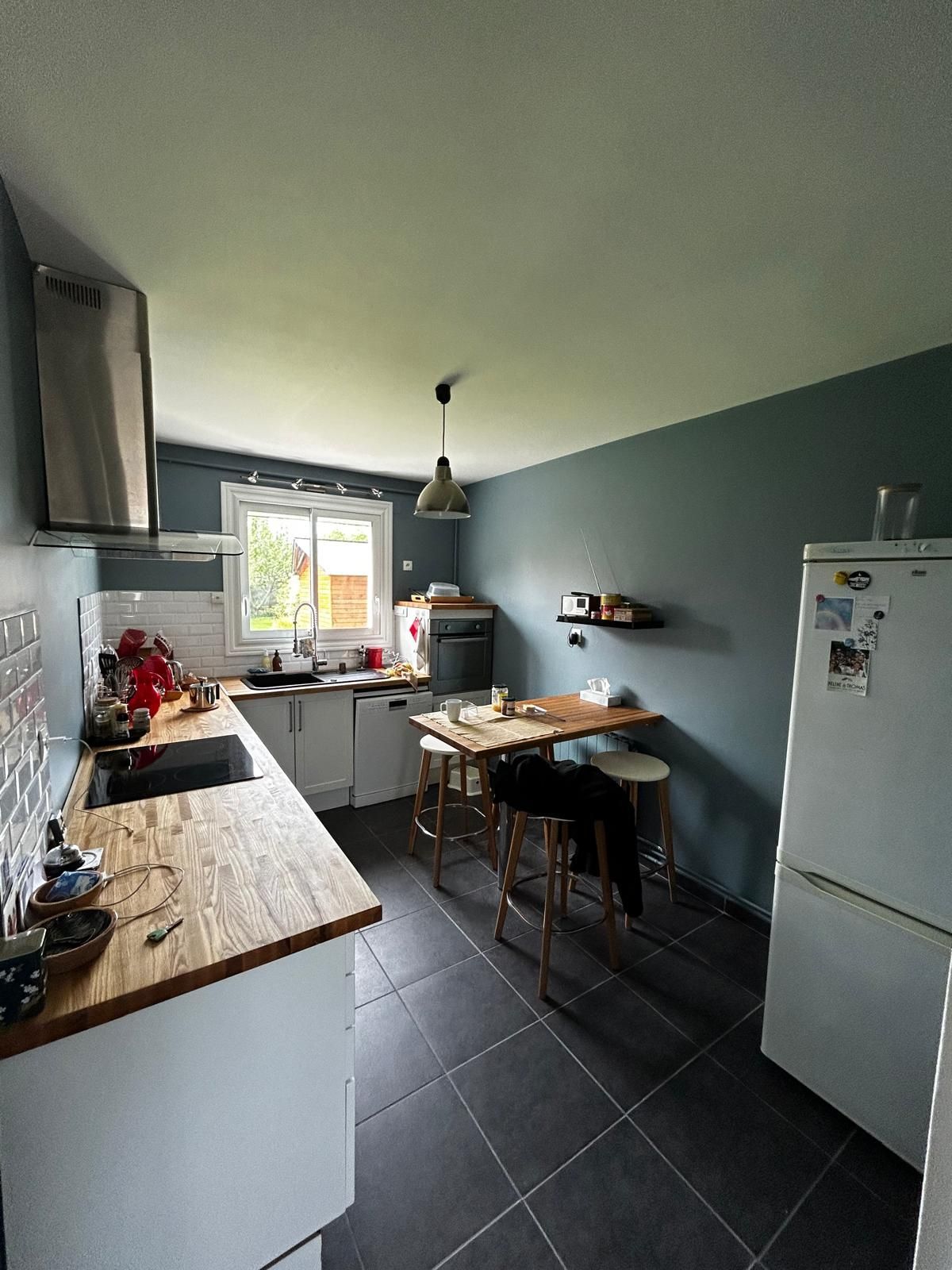 Rénovation d'une cuisine au Havre avec un évier, un lave vaisselle encastré, du carrelage