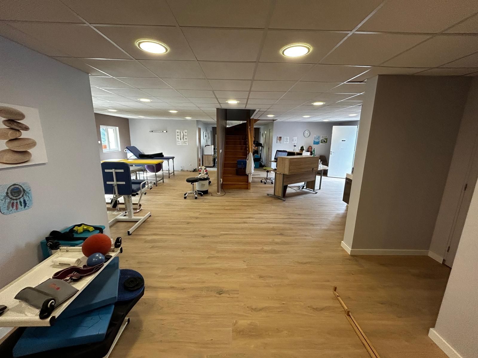 Rénovation pour professionnels Le Havre cabinet de kiné avec parquet cloisons