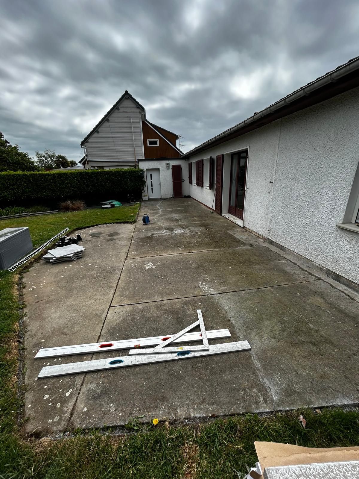 Avant terrasse sur plot composite et carrelage
