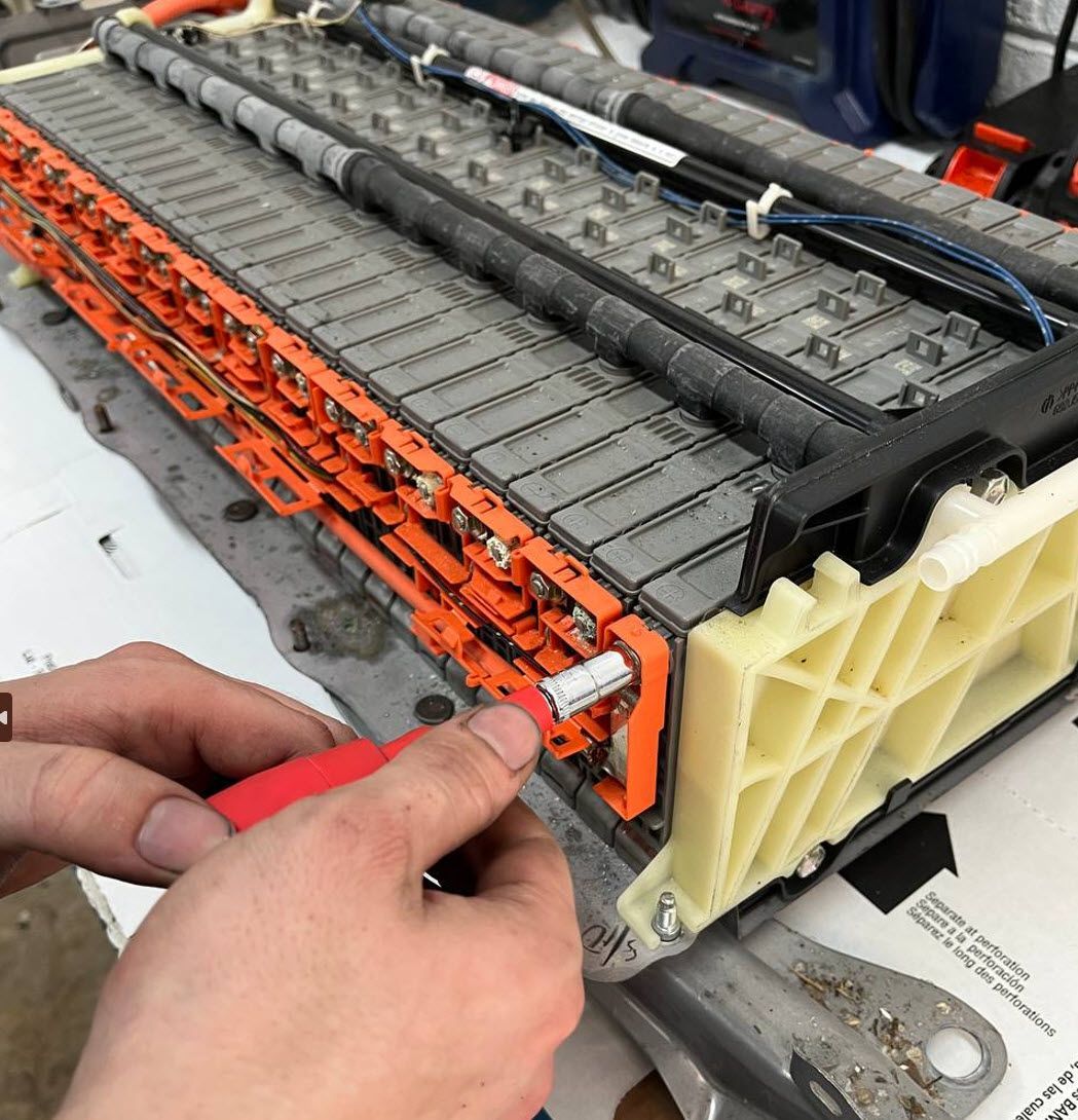 Servicing Prius hybrid battery connections