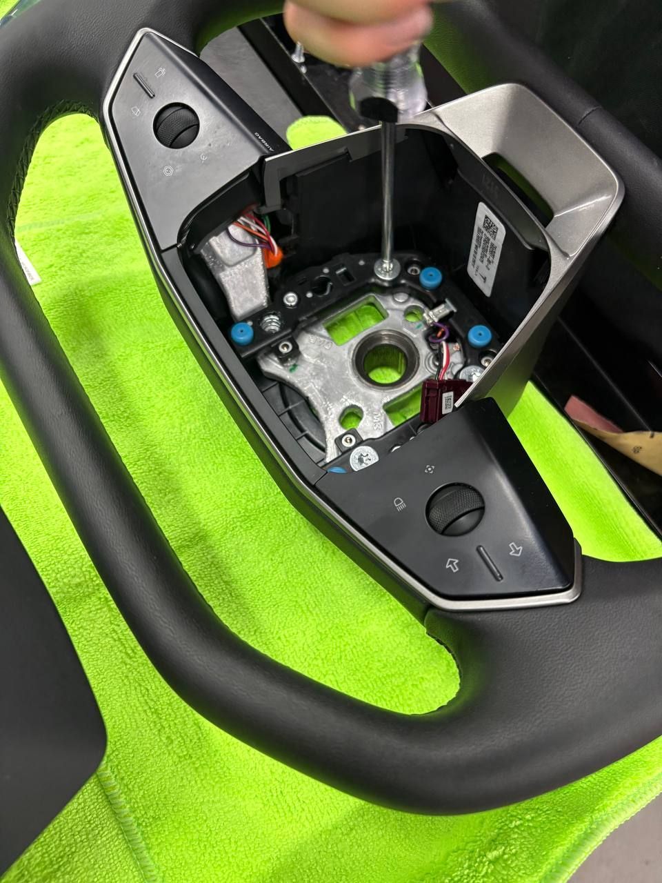 Electronics transferred to Cybertruck steering wheel