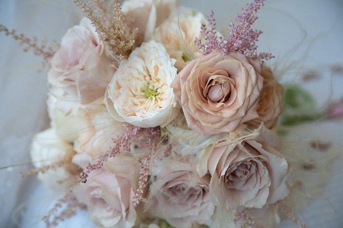 un bouquet di fiori rosa e bianchi