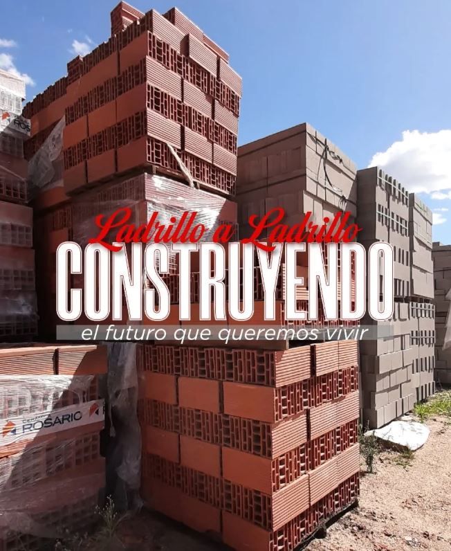 Pilas de ladrillos rojos y grises con la palabra 