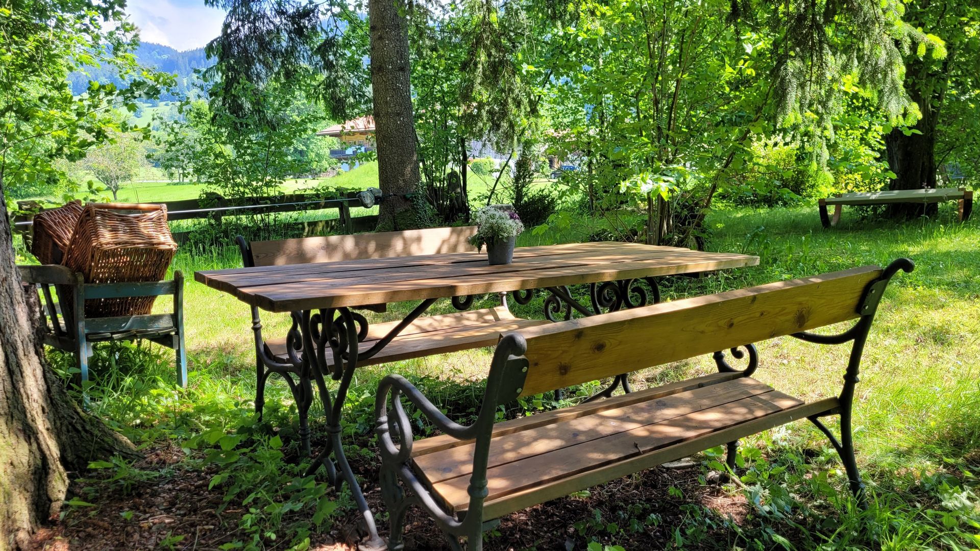 Ferienhaus Tegernsee Chalet Sitzgruppe im großen Garten