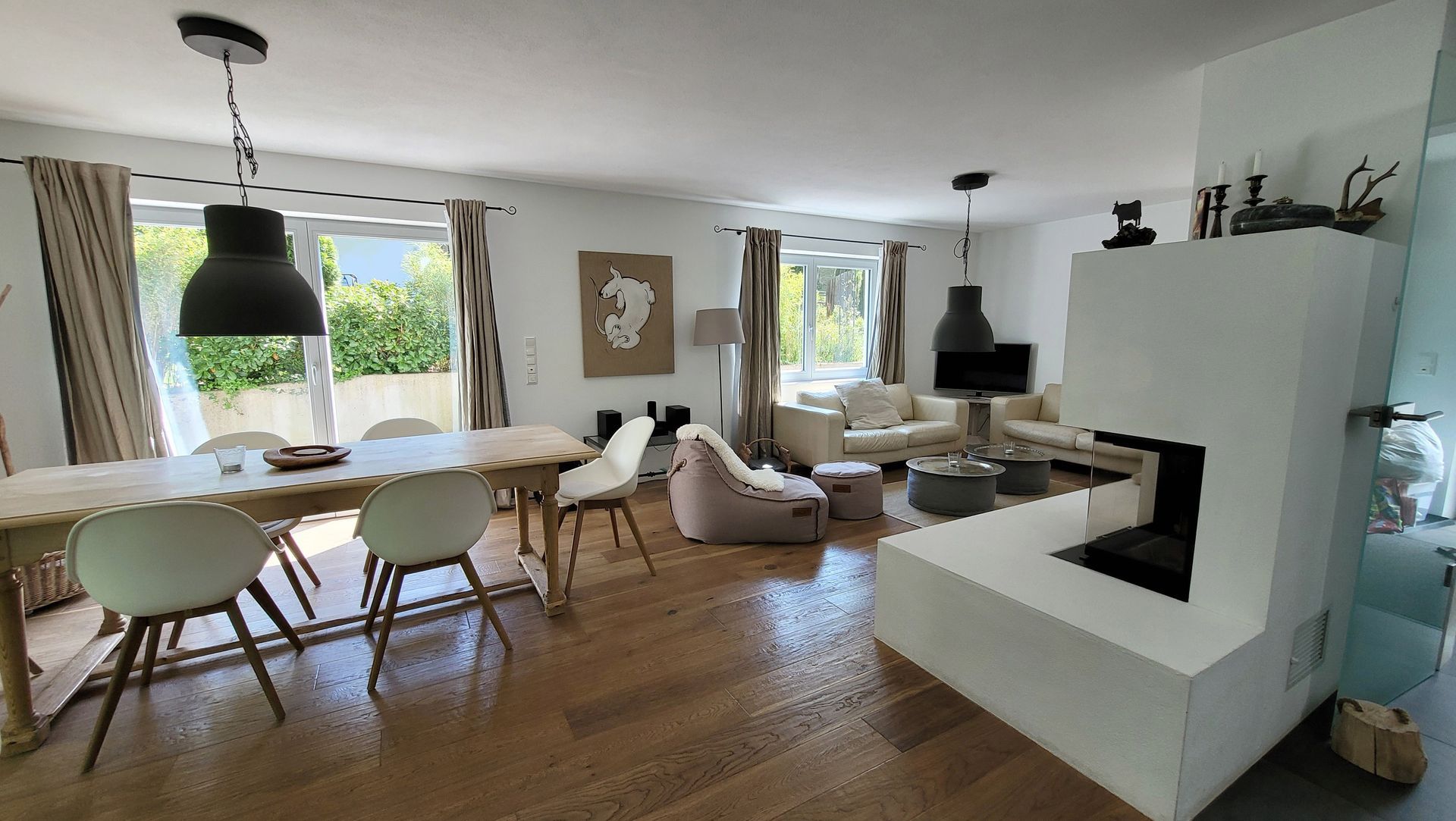 Großer Kamin im offenen Wohn-  und Essbereich des Ferienhaus Tegernsee Chalet 