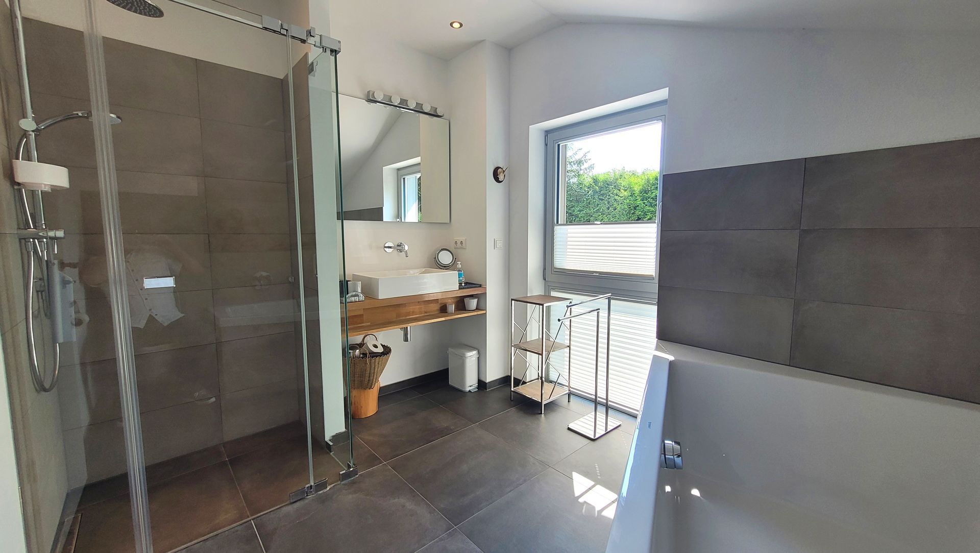 Bad mit Dusche und großer Badewanne