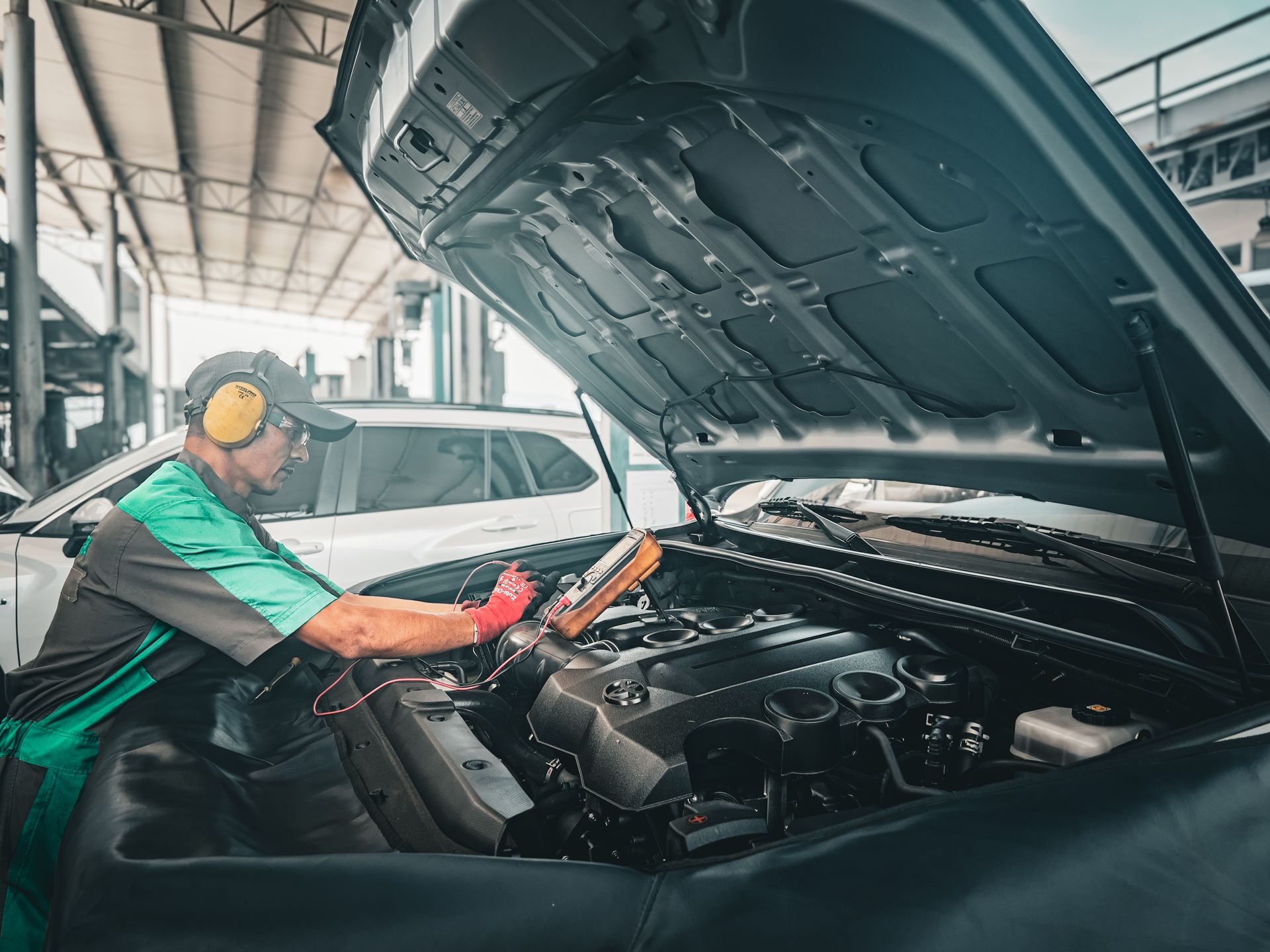 Un grupo de hombres está trabajando en un coche en un garaje.