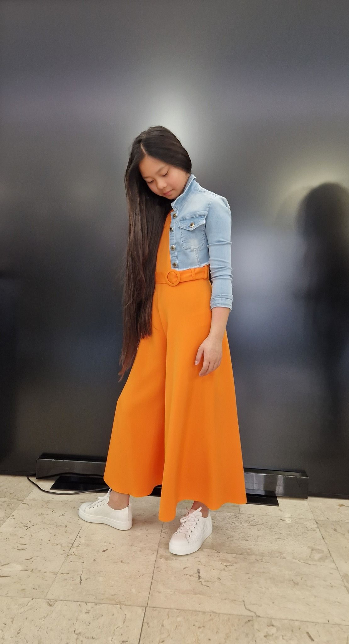 pantaloni arancio e giubbotto jeans