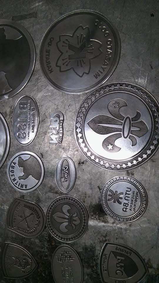 Diseccionadas insignias y parches de exploradores en blanco y negro sobre una superficie plana.