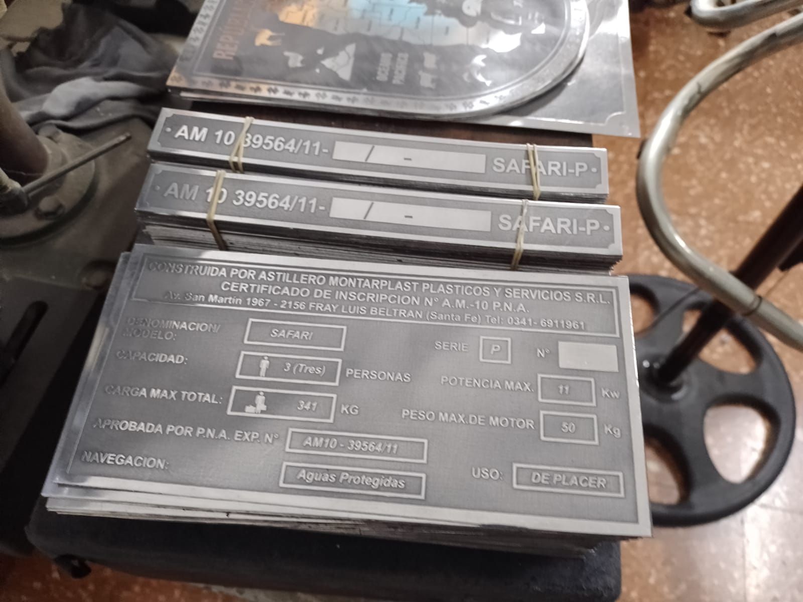 Primer plano de módulos electrónicos grises apilados con etiquetas y cableado sobre un escritorio.