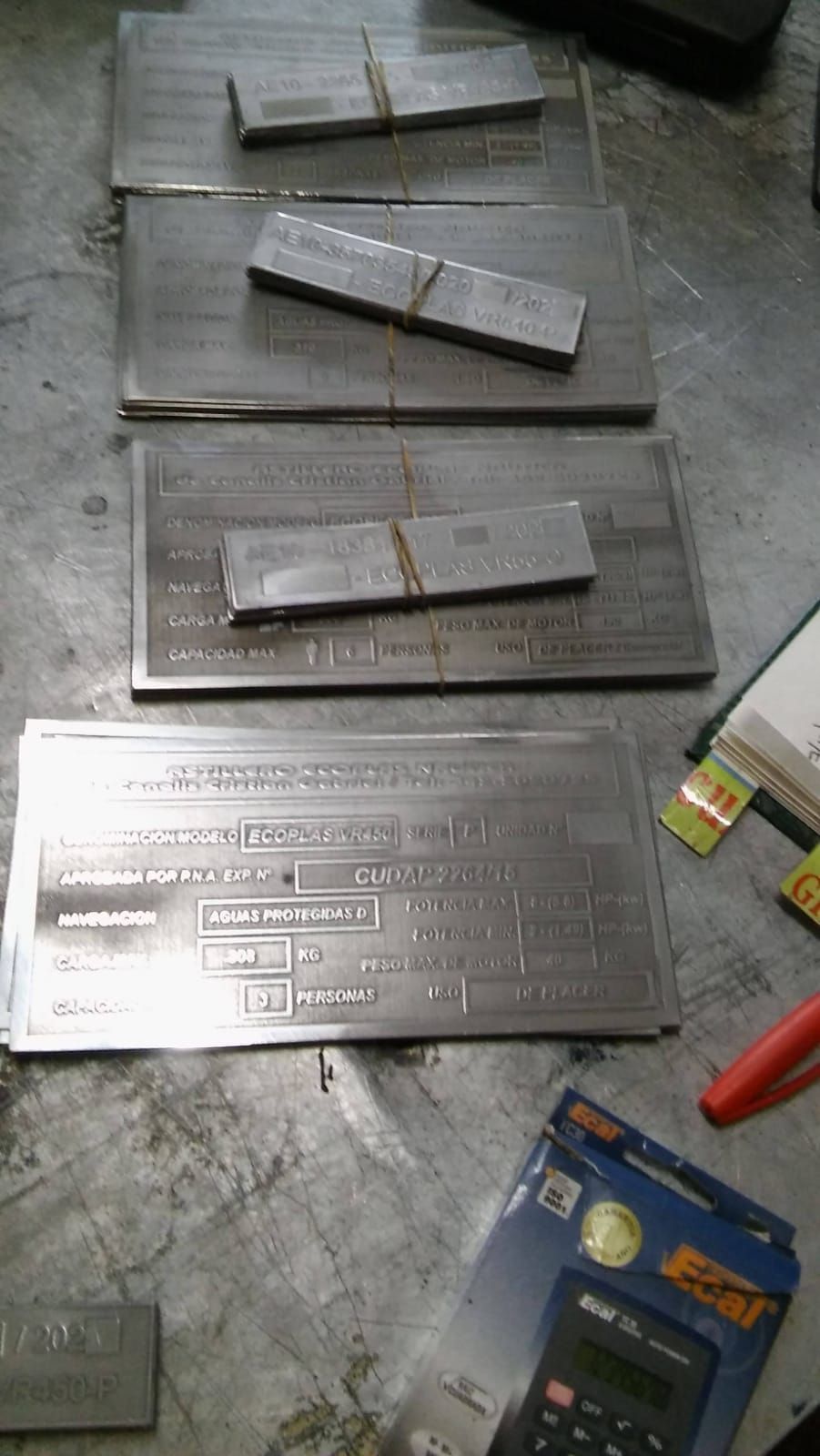 Placas y bloques de moldes metálicos dispuestos sobre un suelo de hormigón