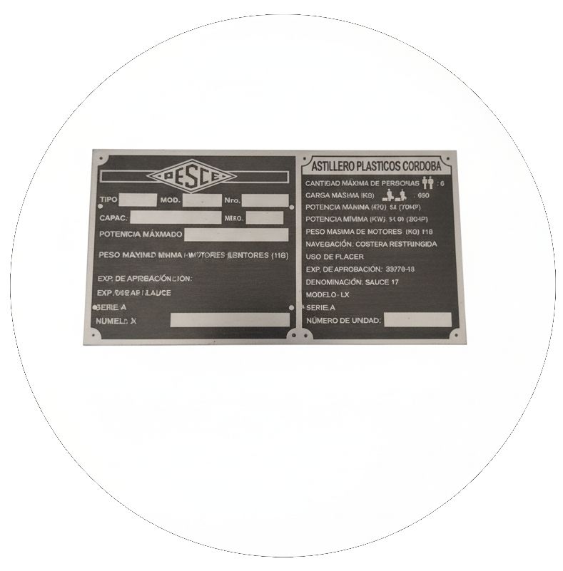 Placa identificativa en blanco y negro con las especificaciones técnicas y el logotipo del equipo.