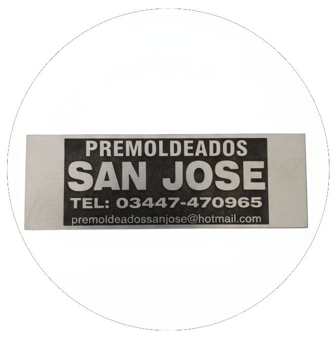 Letrero de Premoldeados San José con número de teléfono y correo electrónico sobre fondo blanco.