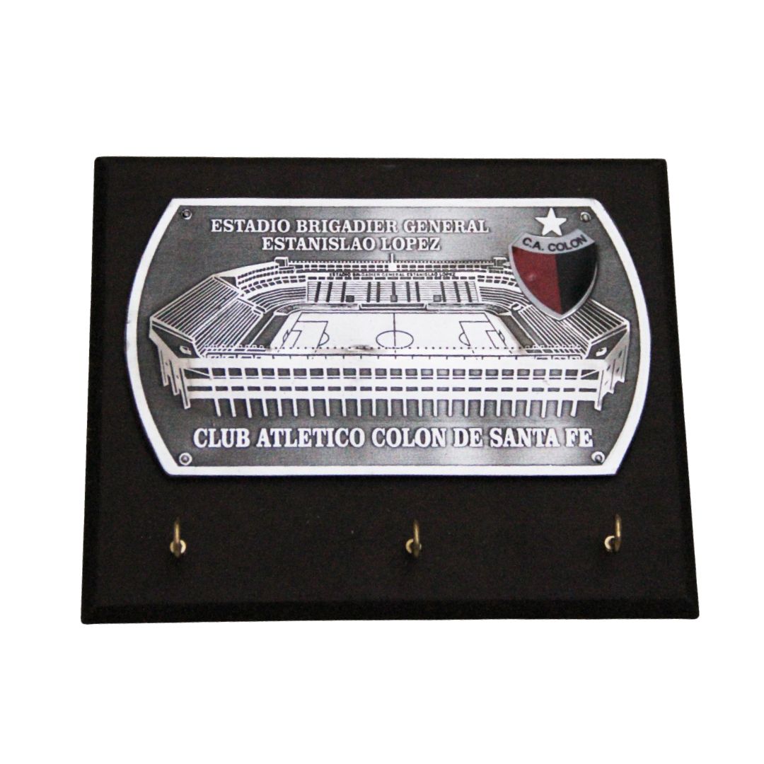 Placa con grabado del estadio y escudo del Club Atlético Colón–Santa Fe sobre una tabla negra.