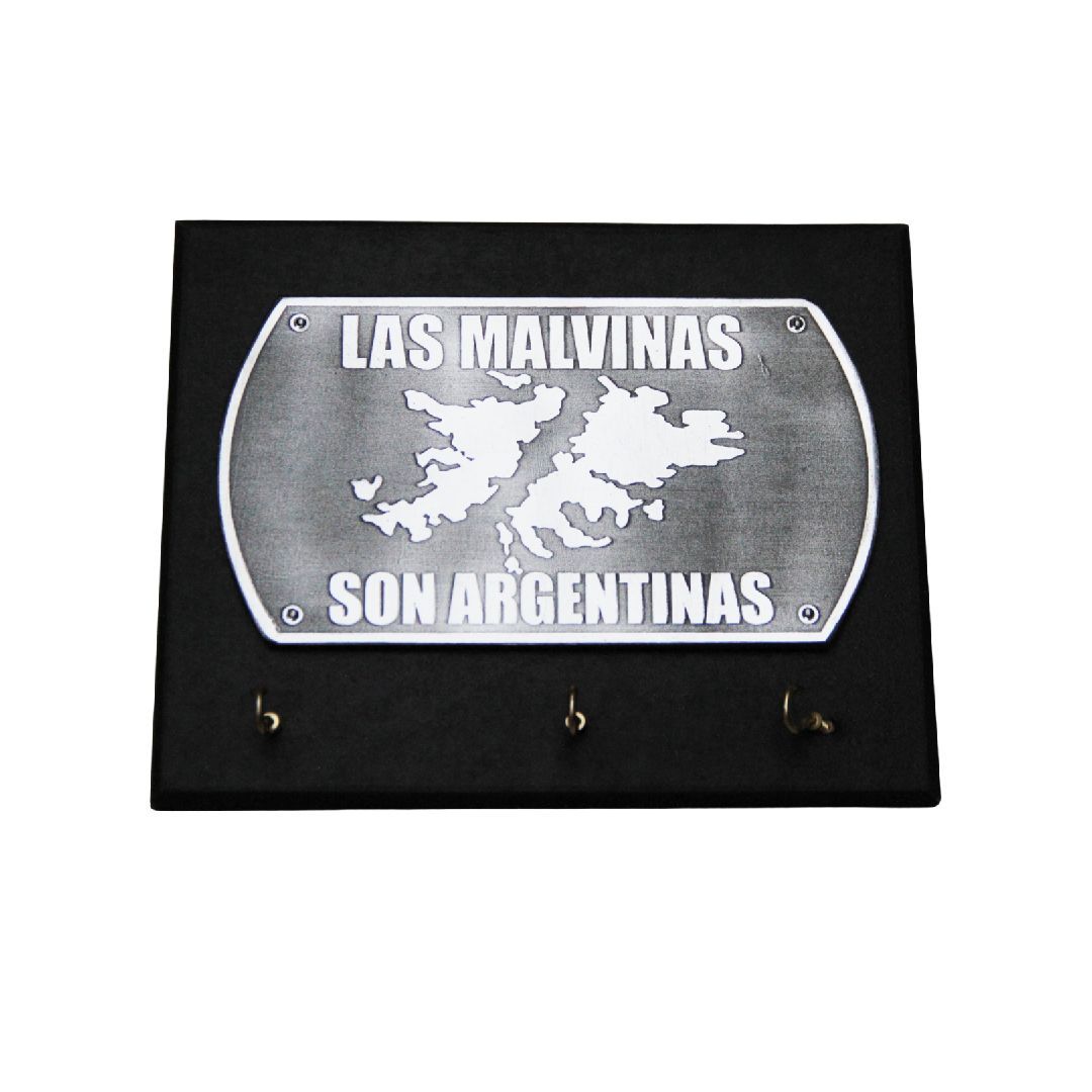 Placa mural negra con un mapa gris y las palabras “Las Malvinas Son Argentinas”.
