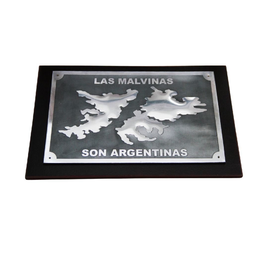 Placa mural negra con un mapa gris y las palabras “Las Malvinas Son Argentinas”.