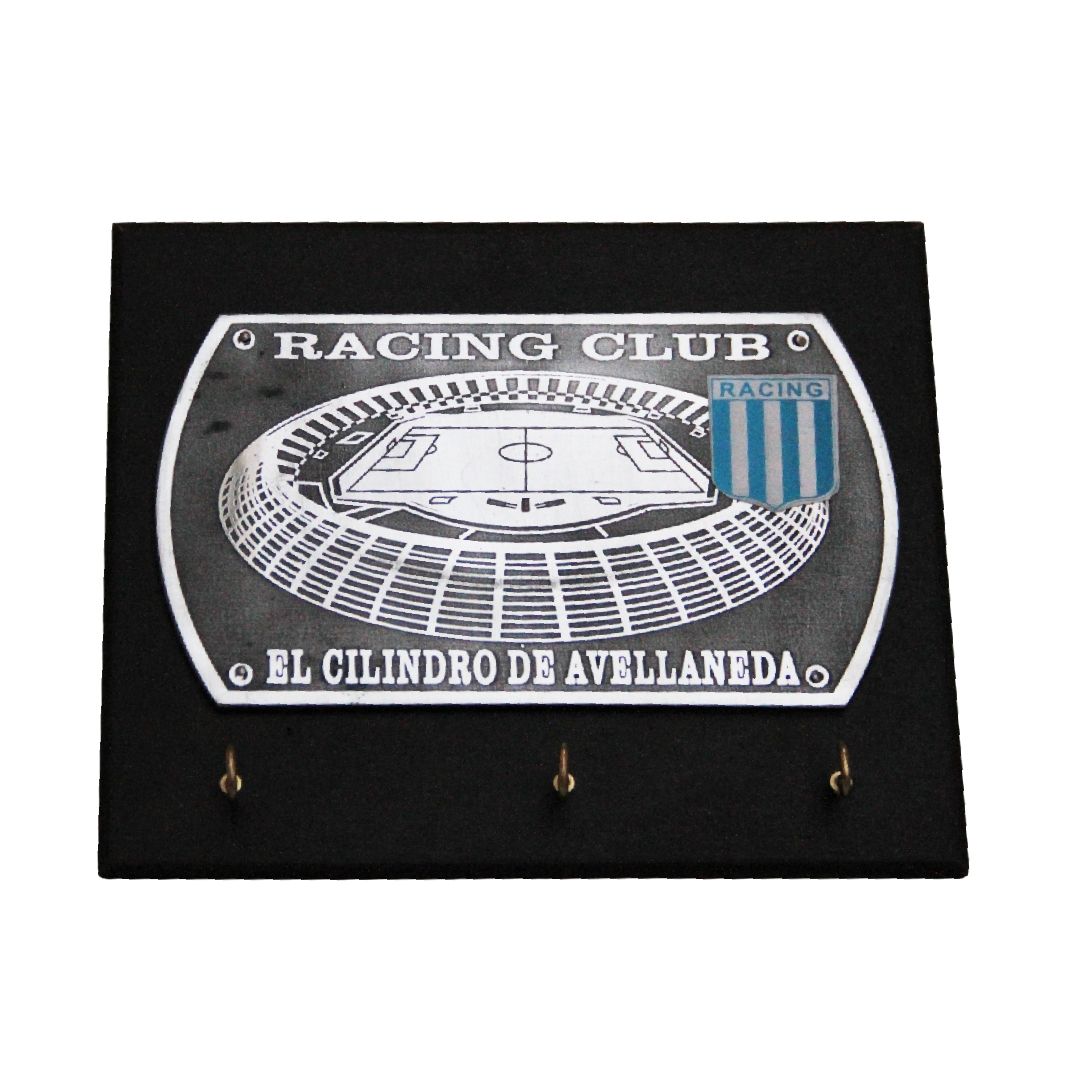 Placa con el escudo del Club Hípico sobre fondo negro con escudo a rayas azules y blancas y tres ganchos debajo.