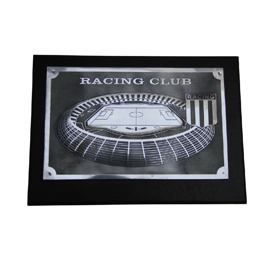 Placa con el escudo del Club Hípico sobre fondo negro con escudo a rayas azules y blancas y tres ganchos debajo.