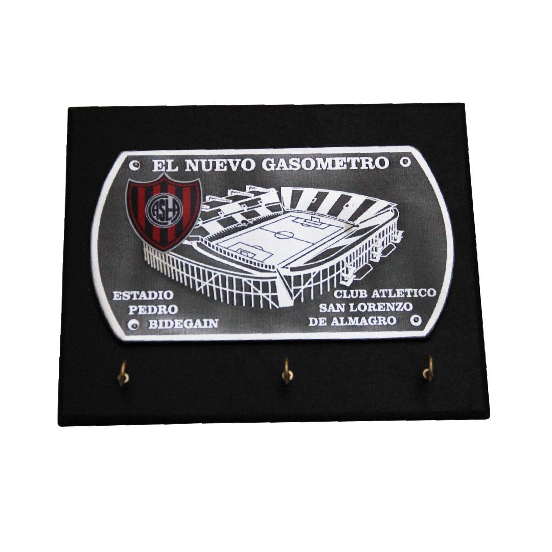 Placa negra para el estadio El Nuevo Gasómetro con ilustración blanca del estadio y cuatro ganchos debajo.