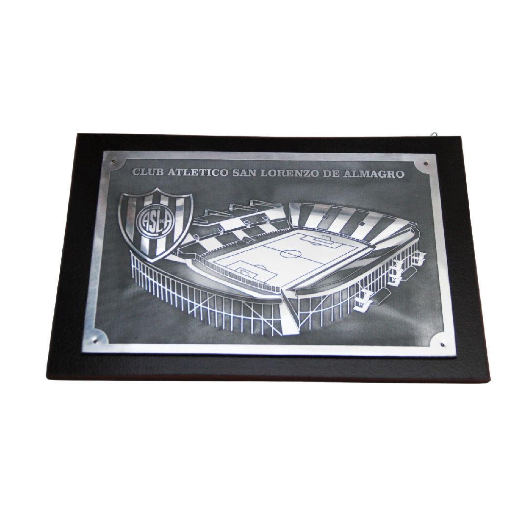 Placa negra para el estadio El Nuevo Gasómetro con ilustración blanca del estadio y cuatro ganchos debajo.