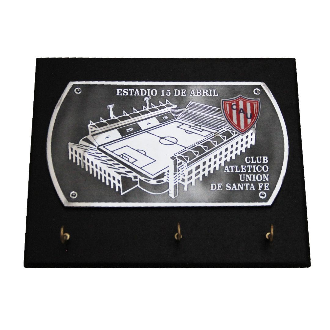 Placa negra con una placa plateada del estadio Brigadier General Estanislao López.