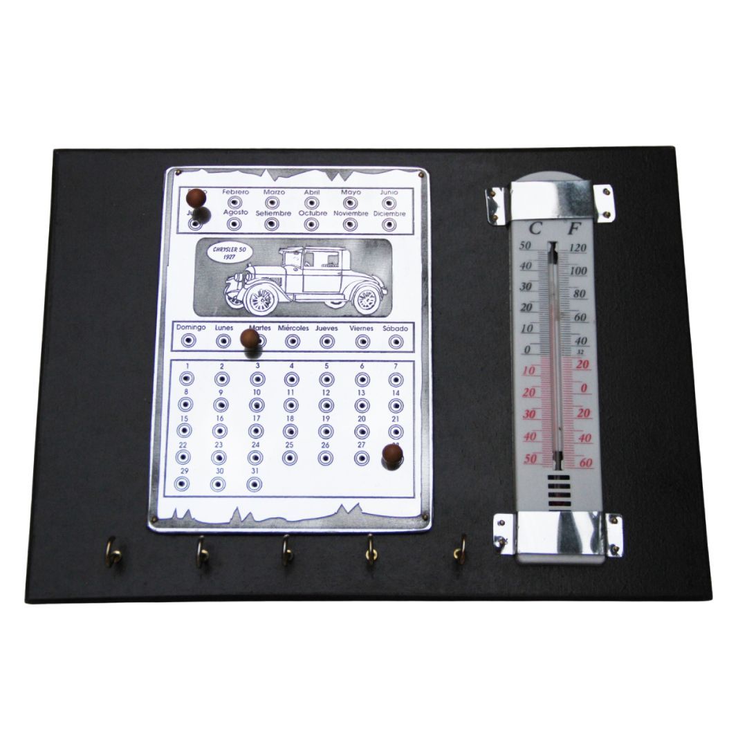 Pizarra negra con un panel de control blanco y un indicador vertical similar a un termómetro montado a su lado.