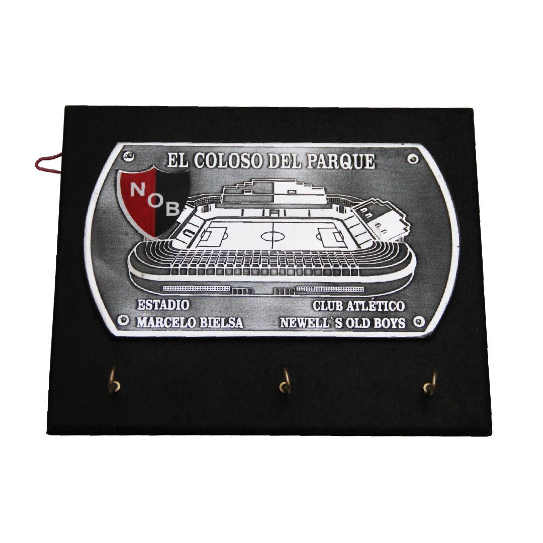 Plaque with Club Atlético Rosario Central emblem and “El Gigante de Arroyito” on a black key holder with hooks