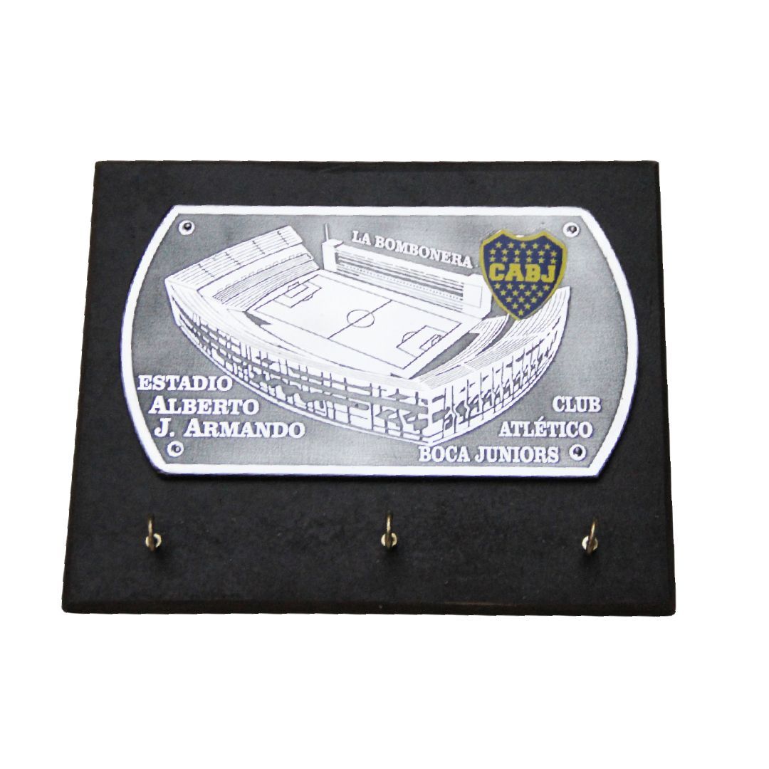 Llavero de pared negro con placa del estadio de Boca Juniors y tres ganchos.