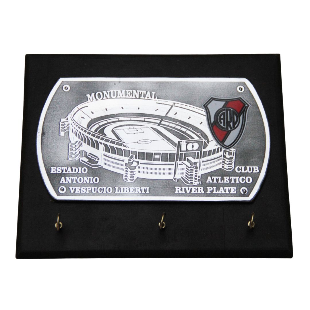 Llavero de pared negro con placa del estadio de Boca Juniors y tres ganchos.