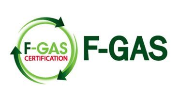Logo F-GAS con frecce circolari verdi e testo verde in grassetto su sfondo bianco.