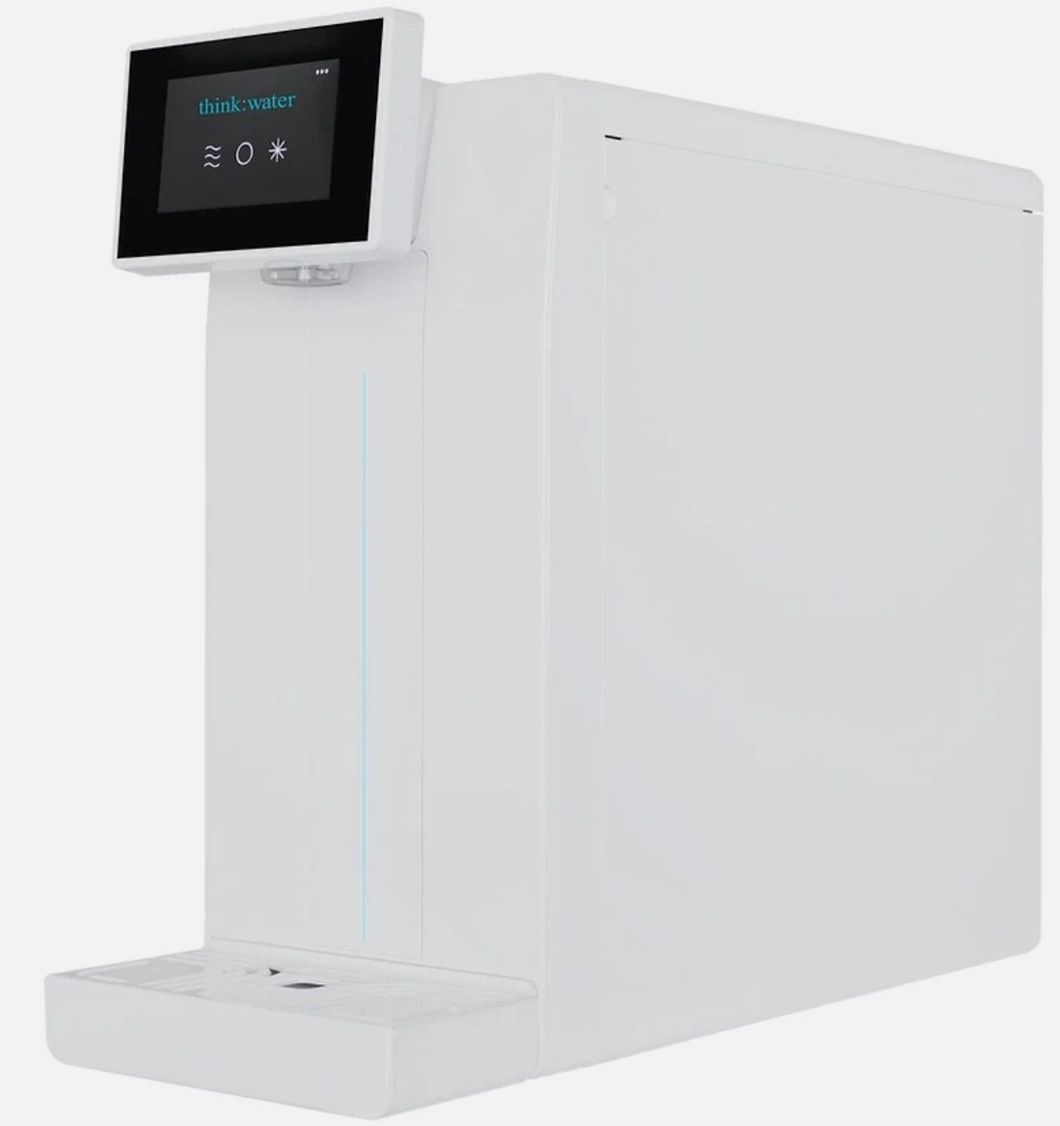 Depuratore d'acqua da banco bianco con display digitale nero e beccuccio erogatore sottile.