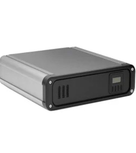 Dispositivo elettronico grigio e nero con prese d'aria frontali, un piccolo display e pulsanti.