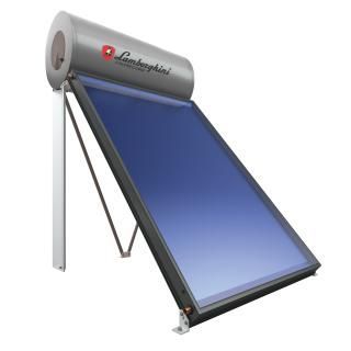 Scaldabagno solare con due pannelli collettori blu inclinati e serbatoio di accumulo argentato.