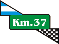 Un cartel verde con el número 37 y una bandera a cuadros.