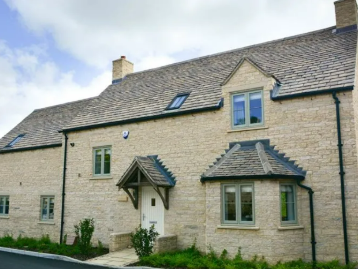 Stone house in the Cotswolds with Casement windows - Prior Products Stratford-upon-Avon