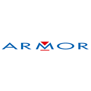 Texte bleu « ARMOR » avec un logo « M » rouge et bleu.