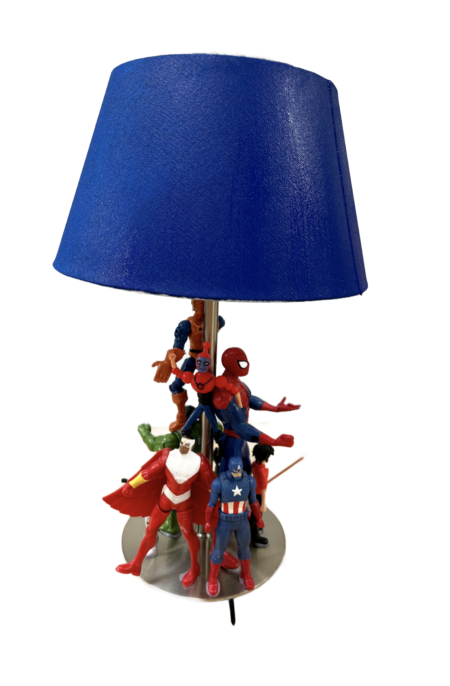Blauwe lampenkap versierd met verschillende superheldenfiguurtjes rondom de voet.