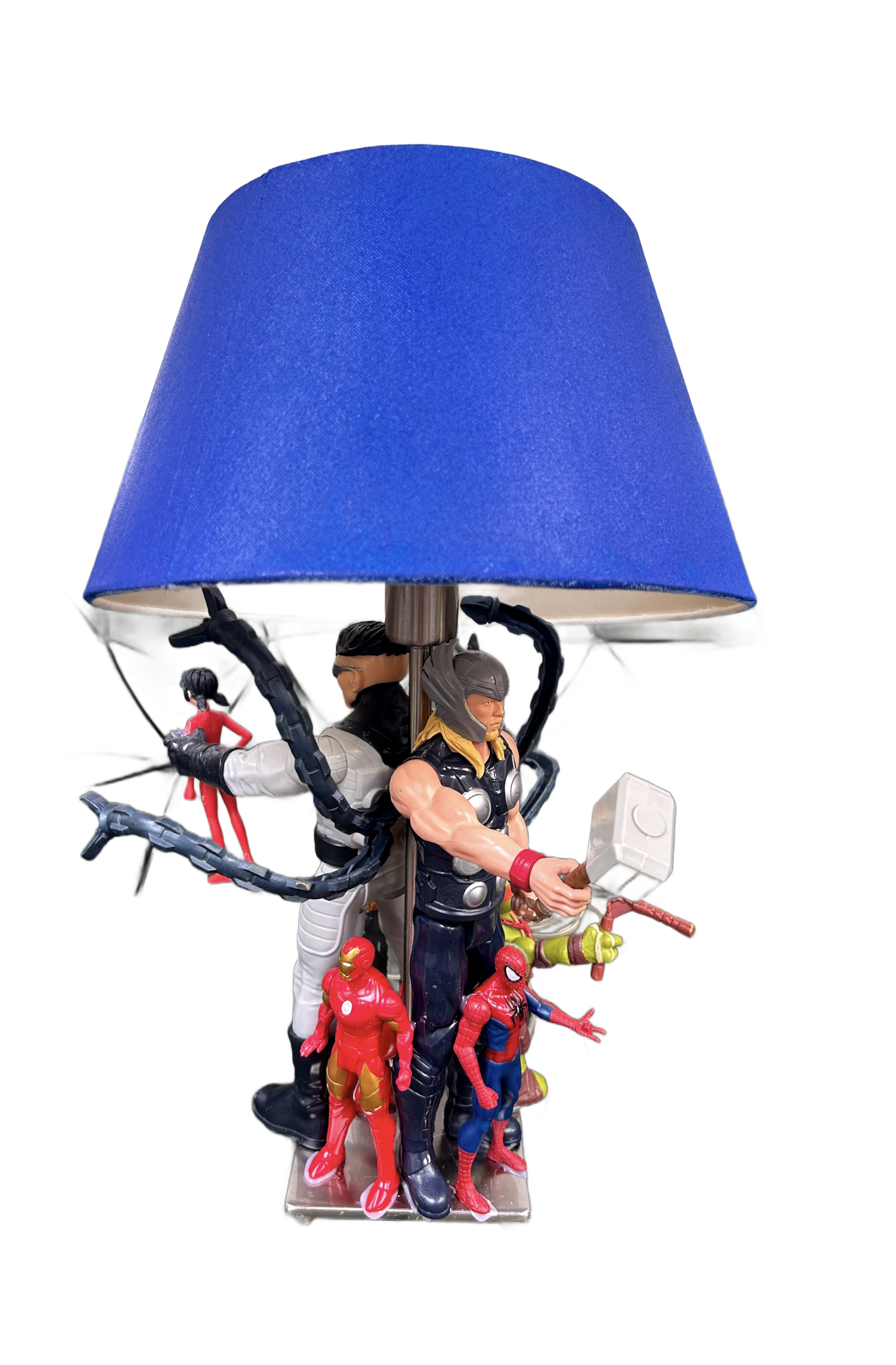 Tafellamp gemaakt van speelgoedactiefiguurtjes, met een blauwe lampenkap en een witte voet.