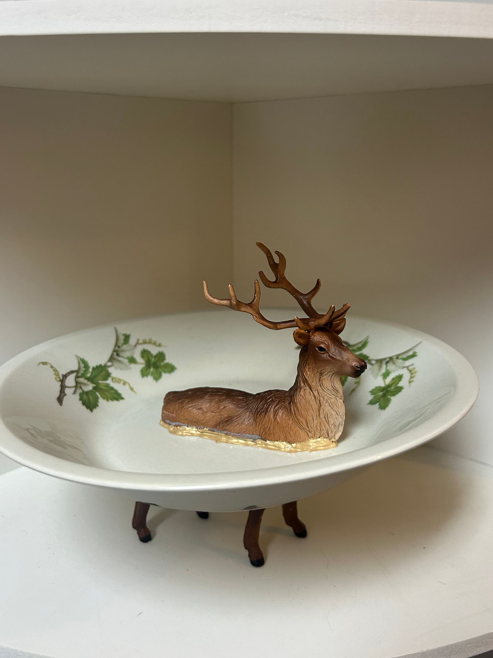 Edelhert - large white bowl with leaf motif (21 cm diameter)