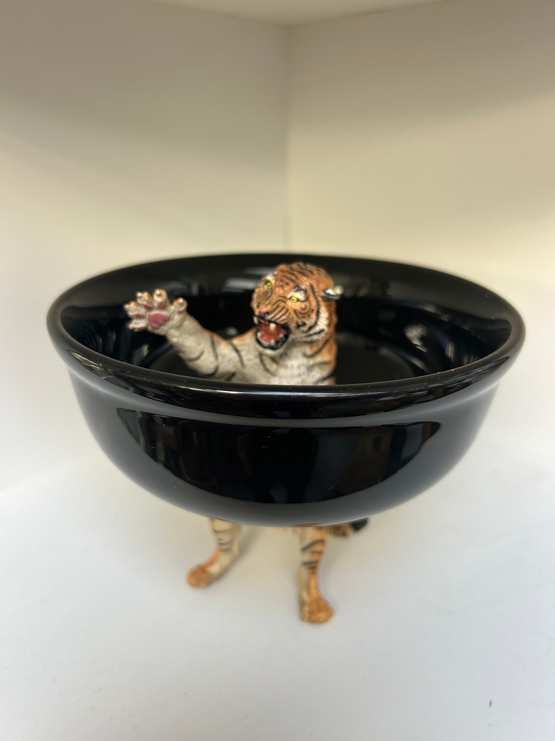 Tigre de pie 12 cm - cuenco negro hondo de 14 cm de diámetro