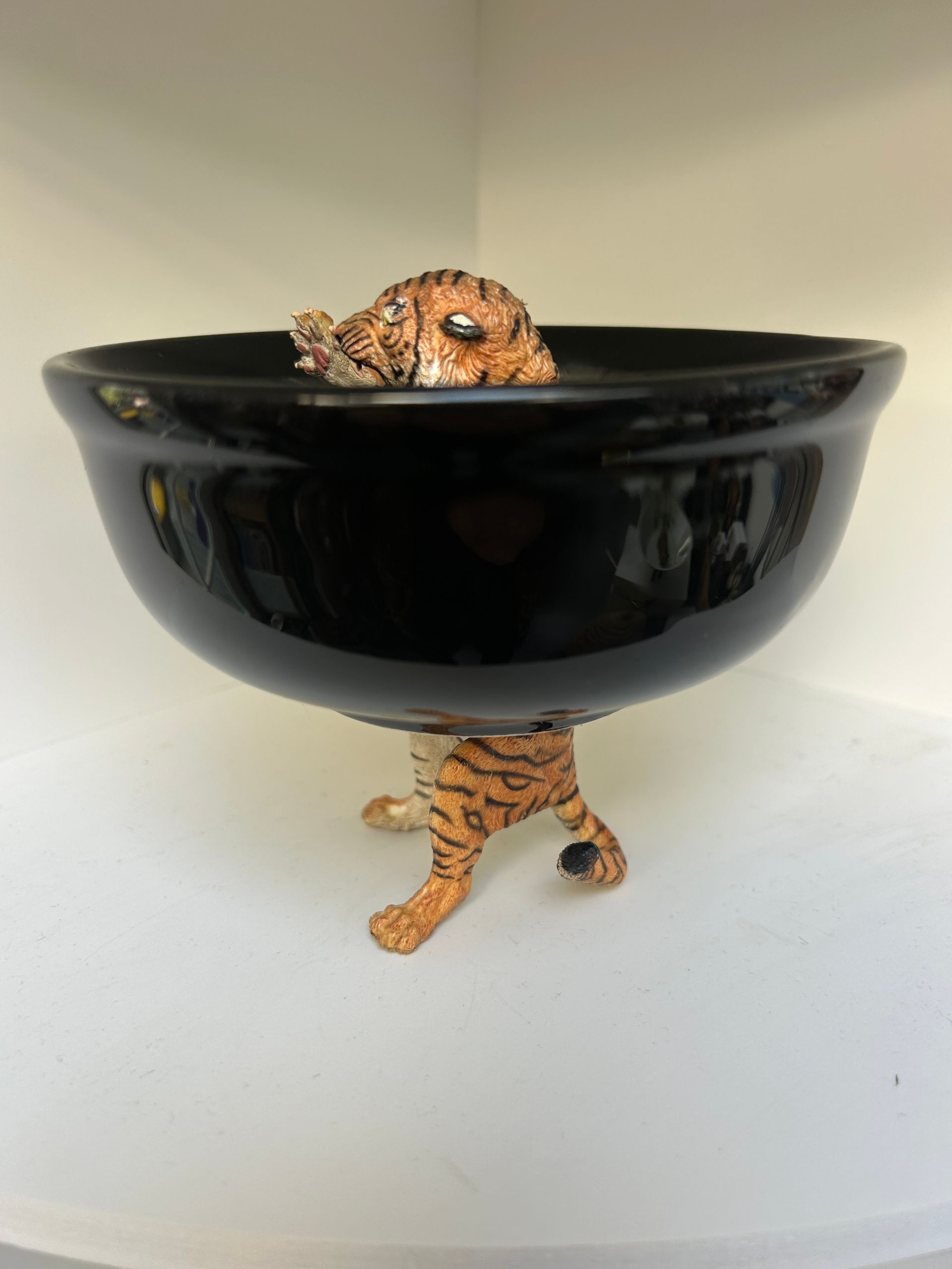 Tigre de pie 12 cm - cuenco negro hondo de 14 cm de diámetro