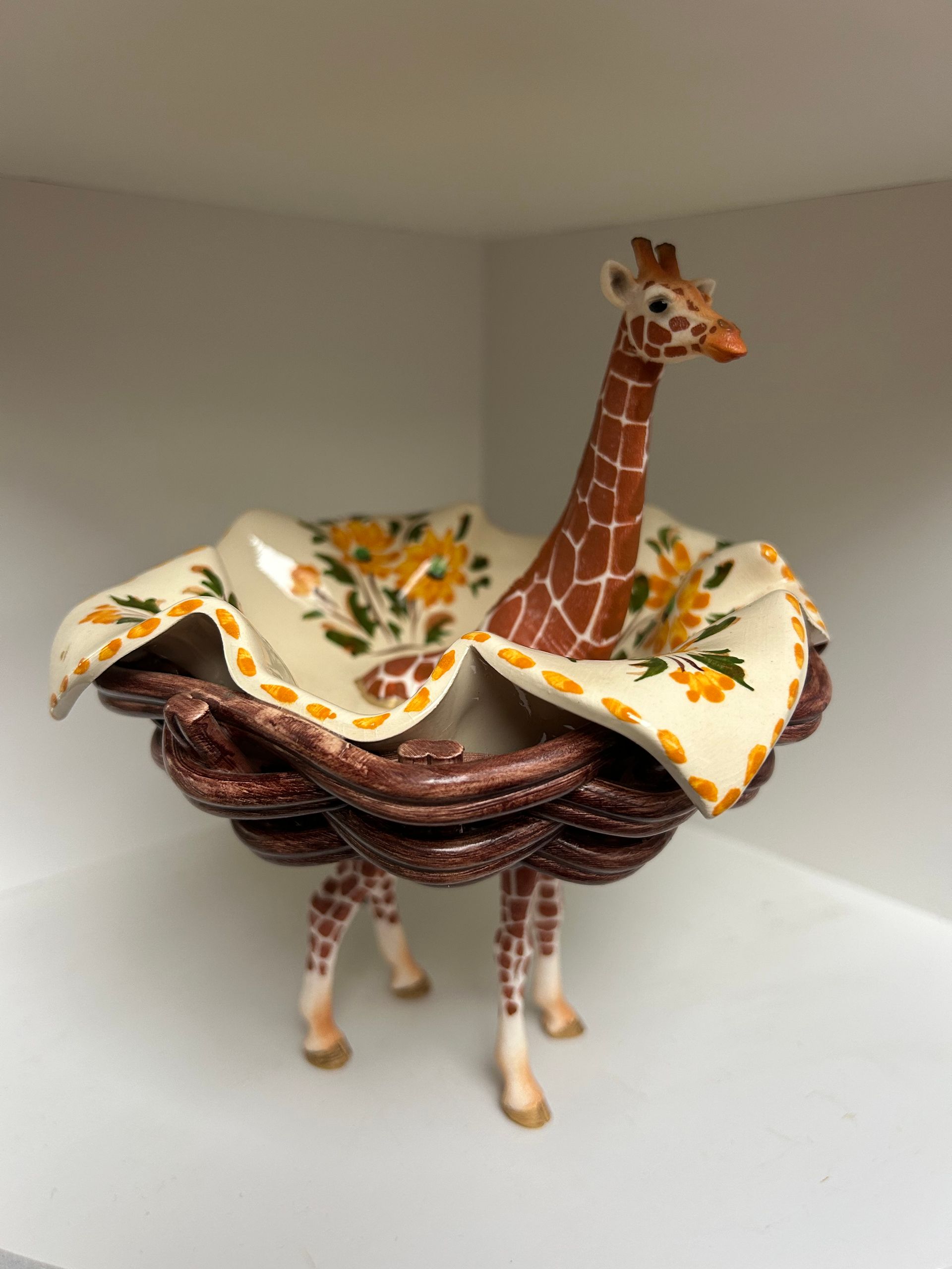 Giraffe 18 cm - ceramic basket/cloth with yellow-green floral decoration 15x15cm