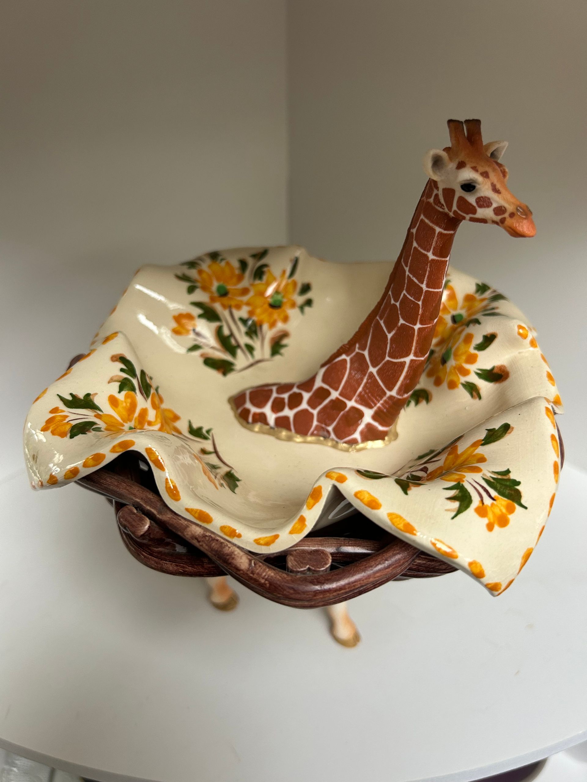 Giraffe 18 cm - ceramic basket/cloth with yellow-green floral decoration 15x15cm