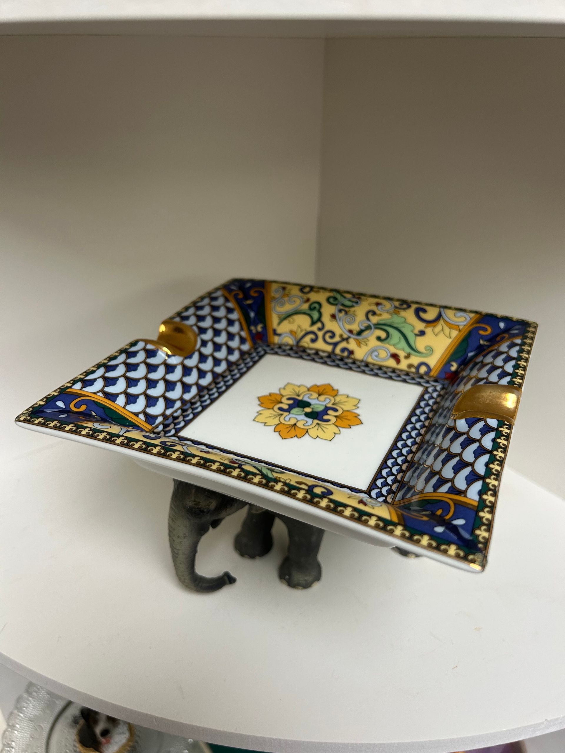 Elephant (blue/yellow/white/gold dish (ashtray) on back 15x15 cm
