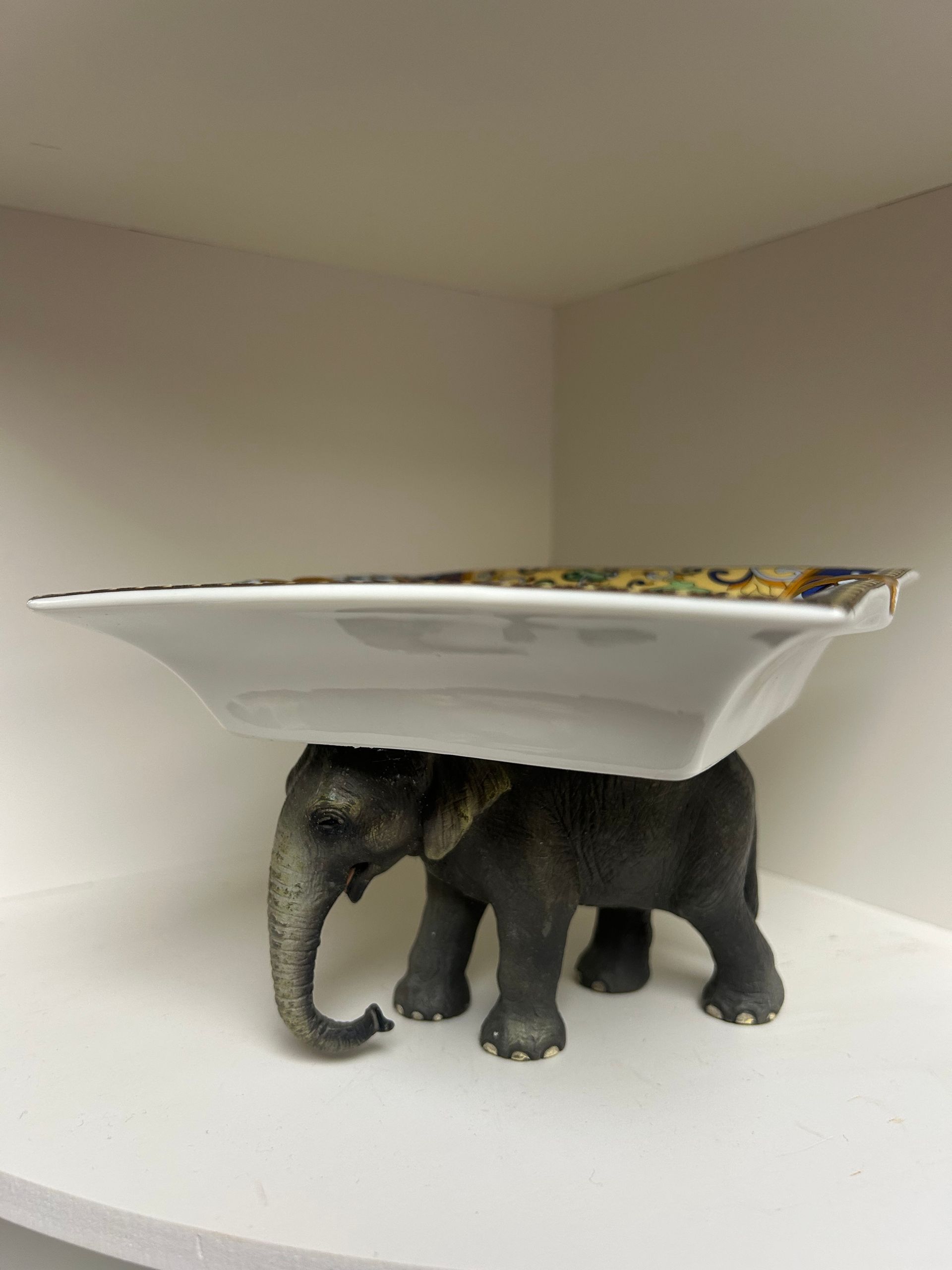 Elephant (blue/yellow/white/gold dish (ashtray) on back 15x15 cm