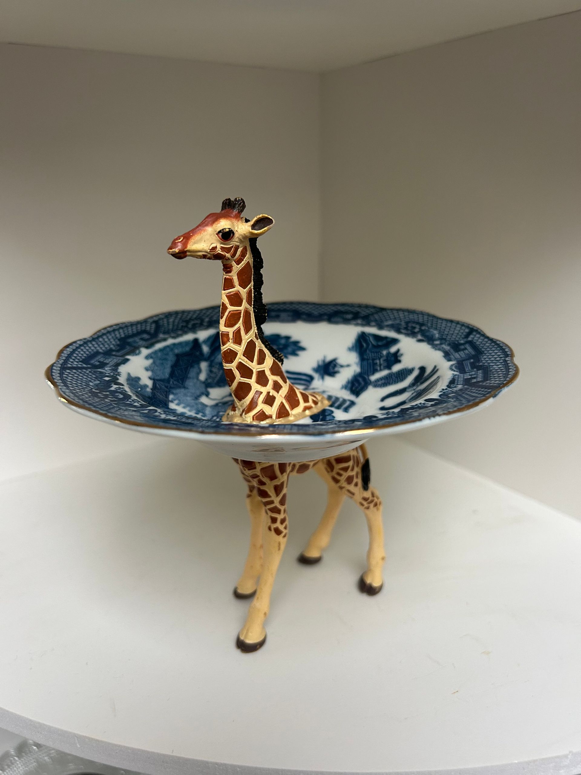 Giraffe 16 cm - classic blue/white Chinese pagoda bowl with gold rim, 14 cm diameter