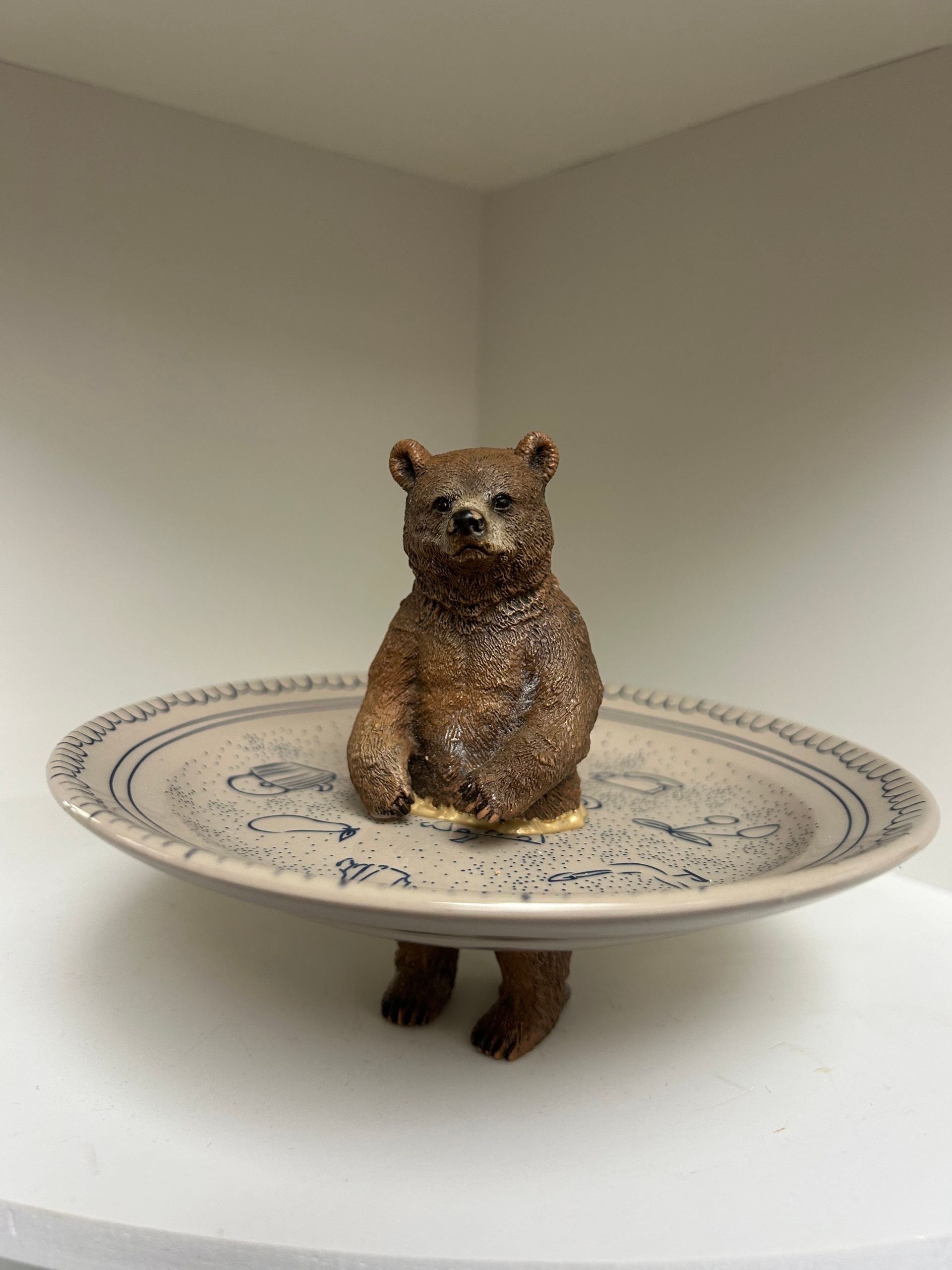 Beer standing 12 cm - brown dish with blue food print 15 cm